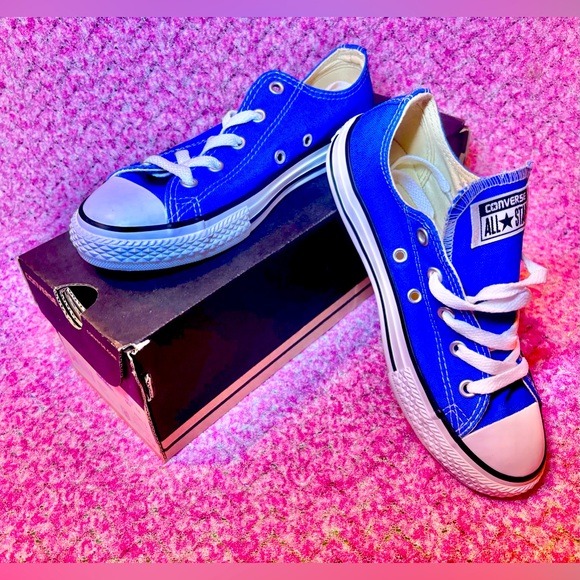 NEW NEVER WORN royal blue Converse size 2 youth - Picture 1 of 6